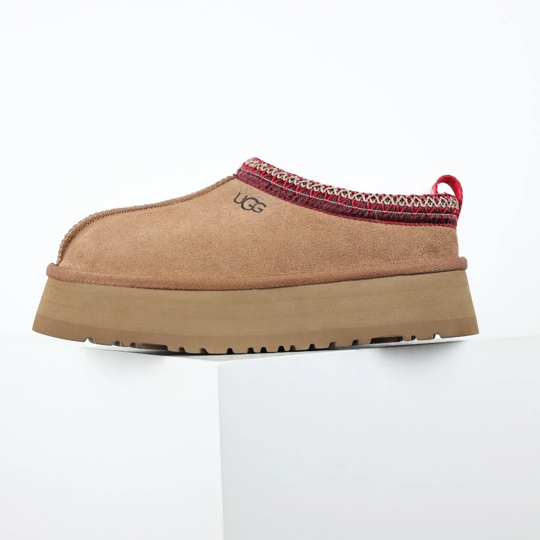 Copy price 💰560 Core recommendation of good price 5cm thick sole, independently developed original outsole, cashmere insole, keeping warm in winter, suitable for home use. In the new year, uug launched a style series, which is partially geared towards the preferences of young consumers. It has also moved to the forefront of fashion trends. Shoe body material, water-repellent coated suede upper, 17 mm UGGPURE™ implanted wool insole, lightweight non-slip and comfortable rubber outsole, with brand LOGO and trademark, with full package Size: 35 36 37 38 39 40